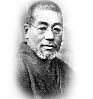 La imagen muestra a Mikao Usui, el fundador del sistema de sanación conocido como Reiki. Mikao Usui, nacido en Japón en 1865, es una figura venerada en la comunidad de Reiki por haber desarrollado y sistematizado esta práctica espiritual y de sanación energética a principios del siglo XX. Su rostro en la imagen refleja serenidad y sabiduría, cualidades que se asocian estrechamente con su legado como maestro y guía espiritual. Usui es conocido por su profundo compromiso con el bienestar y la evolución espiritual de las personas, y su enseñanza ha tenido un impacto global, con millones de practicantes de Reiki en todo el mundo que siguen sus principios. La imagen captura su esencia tranquila y sabia, recordando a quienes la observan la importancia de la paz interior, la meditación y la conexión con la energía universal, elementos fundamentales en la práctica del Reiki que él enseñó. Este retrato de Mikao Usui es un símbolo de respeto y devoción hacia un hombre cuya contribución a la sanación espiritual continúa influyendo a muchas generaciones.